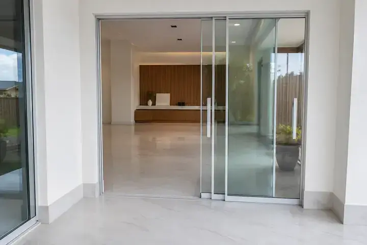 Porta de vidro em corredor residencial